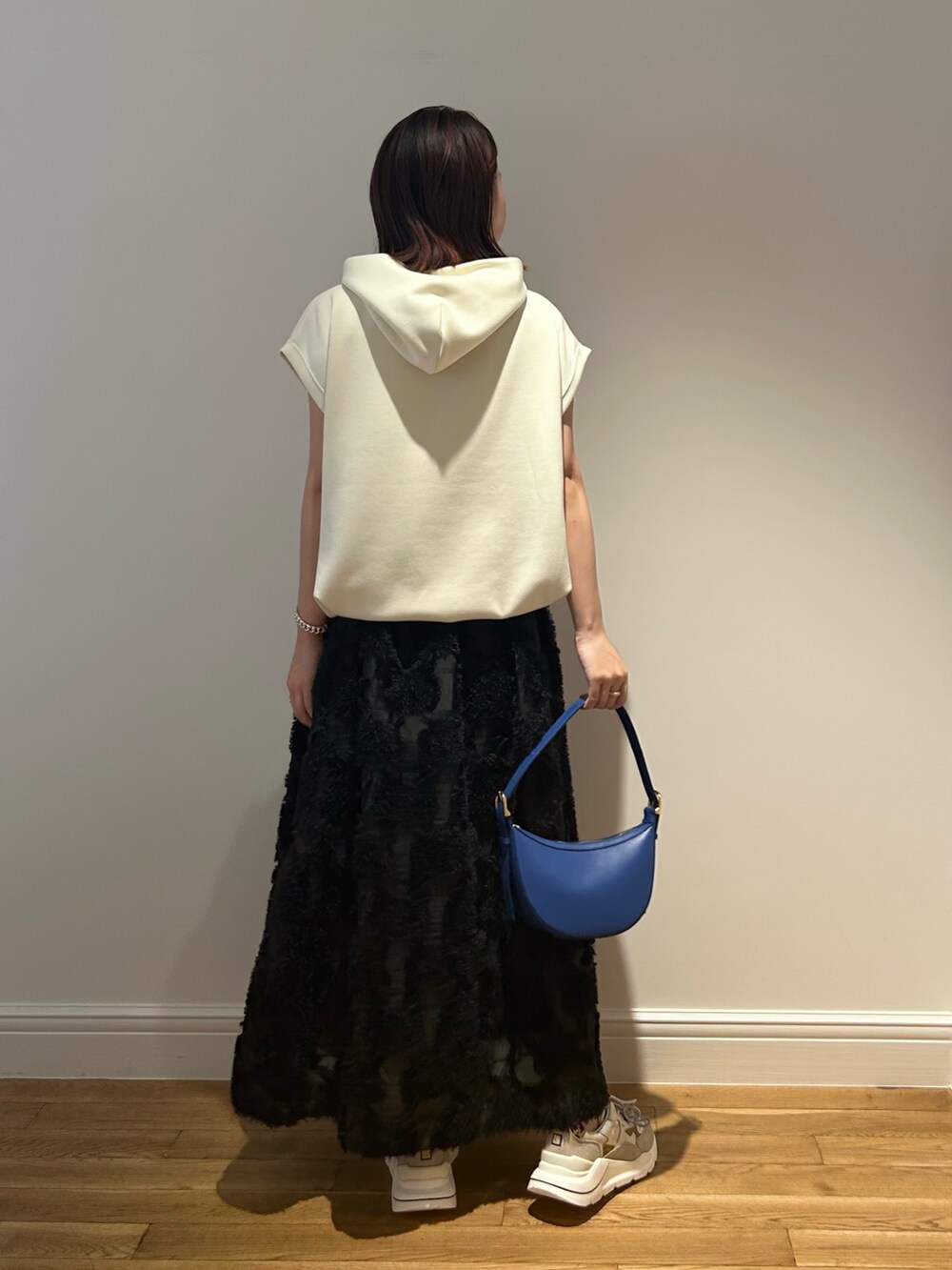 「夏ファッション、シンプル、休日コーデ、大人女子、ゆるコーデ、おでかけコーデ、スカートスタイル、キレイめカジュアル、D.A.T.E.、スニーカー」｜「allurevilleのワイドフレンチスリーブフーディープルオーバー（パーカー、ホワイト系）」を使った、Takagi.Yさん（骨格ウェーブ・レディース・159cm）の夏コーディネートの3枚目の写真