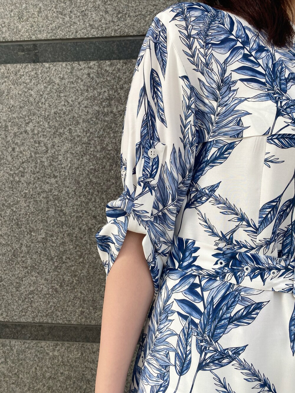 「春服、春服デビュー宣言、休日スタイル、お出かけコーデ、きれいめカジュアル、ワンピース、夏コーデ、旅行、プリントワンピース」｜「allurevilleの＜予約＞リーフプリントターンアップタックワンピース（シャツワンピース、ホワイト系）」を使った、Takagi.Yさん（骨格ウェーブ・レディース・159cm）の春コーディネートの5枚目の写真