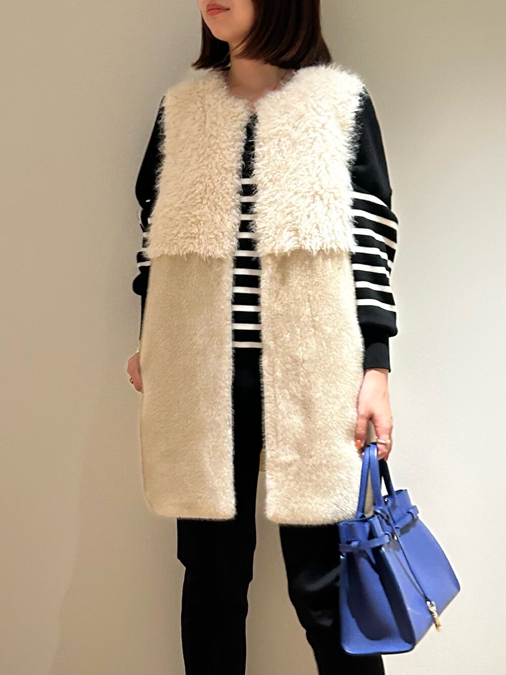 「ファーベスト、レギンス、スリットパンツ、ボーダー」｜「allurevilleのフェイクファーコンビニットジレ（ベスト、ホワイト系）」を使った、Takagi.Yさん（骨格ウェーブ・レディース・159cm）の秋コーディネートの4枚目の写真