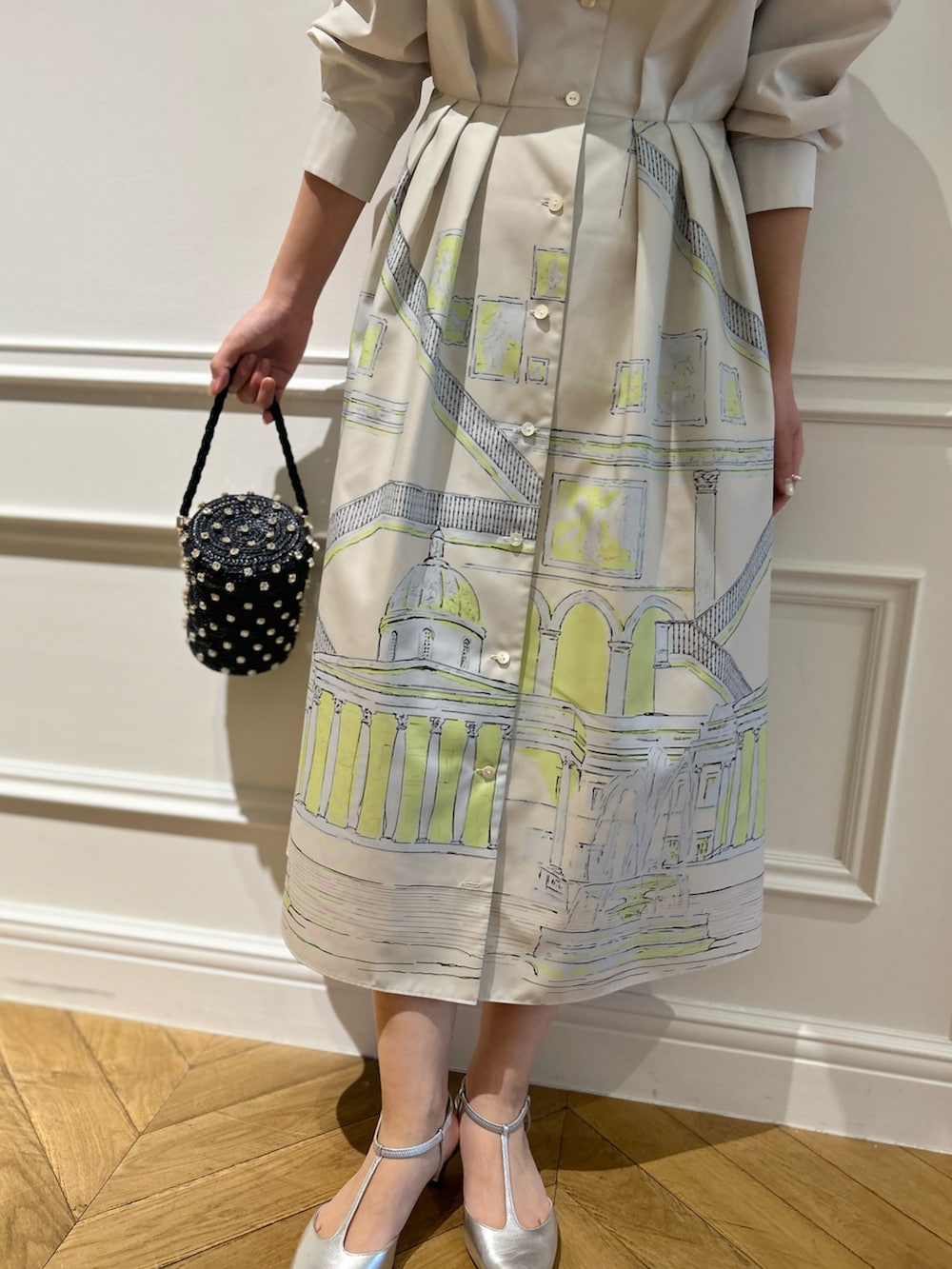 「LOULOU WILLOUGHBYの【LOULOU WILLOUGHBY】カテドラルプリントワンピース（シャツワンピース、ベージュ系）」を使った、Takagi.Yさん（骨格ウェーブ・レディース・159cm）の冬コーディネートの4枚目の写真
