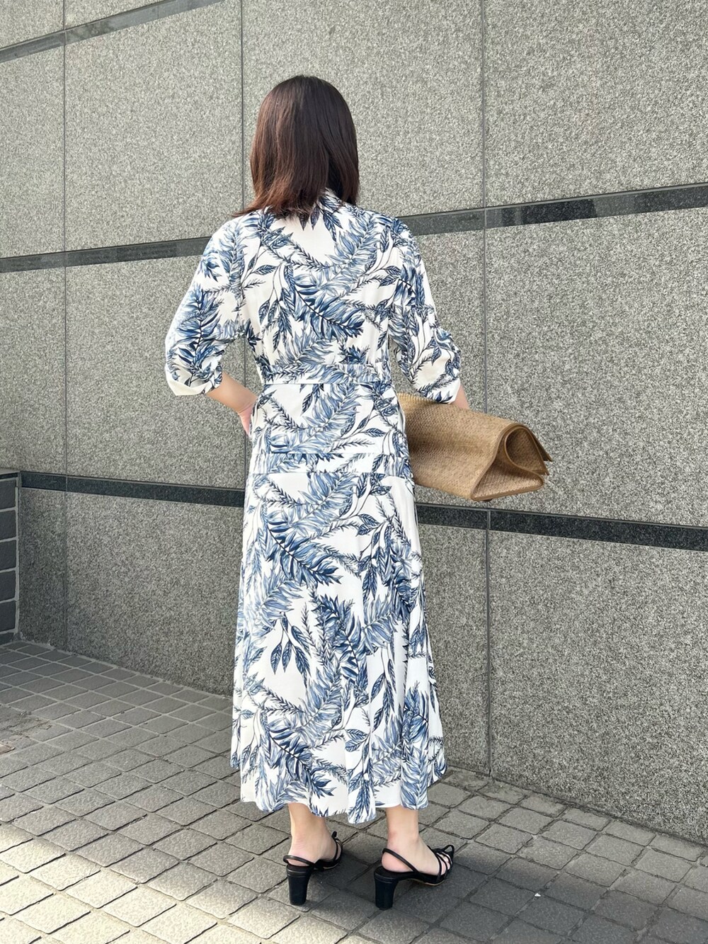 「春服、春服デビュー宣言、休日スタイル、お出かけコーデ、きれいめカジュアル、ワンピース、夏コーデ、旅行、プリントワンピース」｜「allurevilleの＜予約＞リーフプリントターンアップタックワンピース（シャツワンピース、ホワイト系）」を使った、Takagi.Yさん（骨格ウェーブ・レディース・159cm）の春コーディネートの3枚目の写真