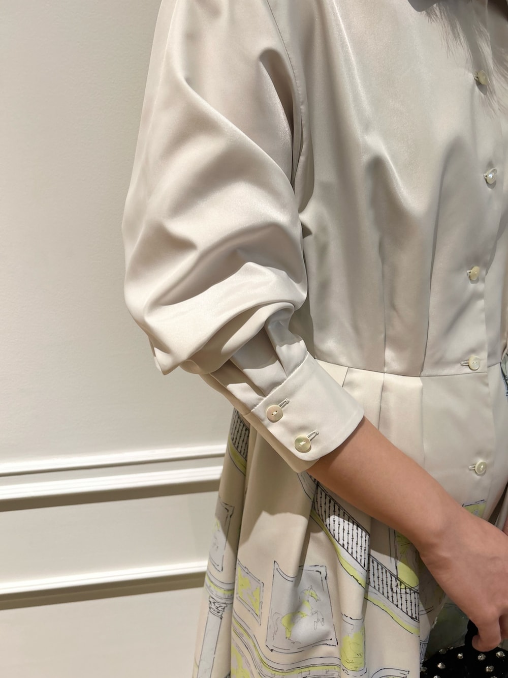 「LOULOU WILLOUGHBYの【LOULOU WILLOUGHBY】カテドラルプリントワンピース（シャツワンピース、ベージュ系）」を使った、Takagi.Yさん（骨格ウェーブ・レディース・159cm）の冬コーディネートの3枚目の写真