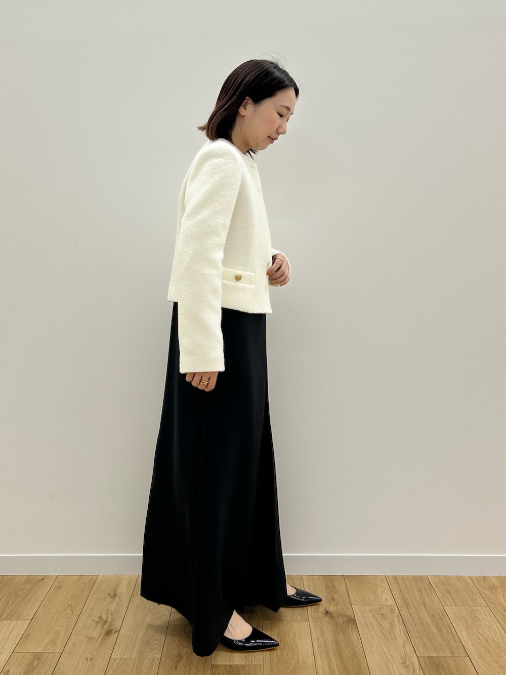 「ファッションを楽しもう、オトナカジュアル、お出かけコーデ、大人可愛い、モノトーンコーデ、シンプルコーデ、キレイめ、ジャケットスタイル、ジャケット、オフィスカジュアル、きれいめカジュアル、ショート丈」｜「allurevilleの＜予約＞ブークレショートジャケット（ノーカラージャケット、ホワイト系）」を使った、Takagi.Yさん（骨格ウェーブ・レディース・159cm）の秋コーディネートの2枚目の写真