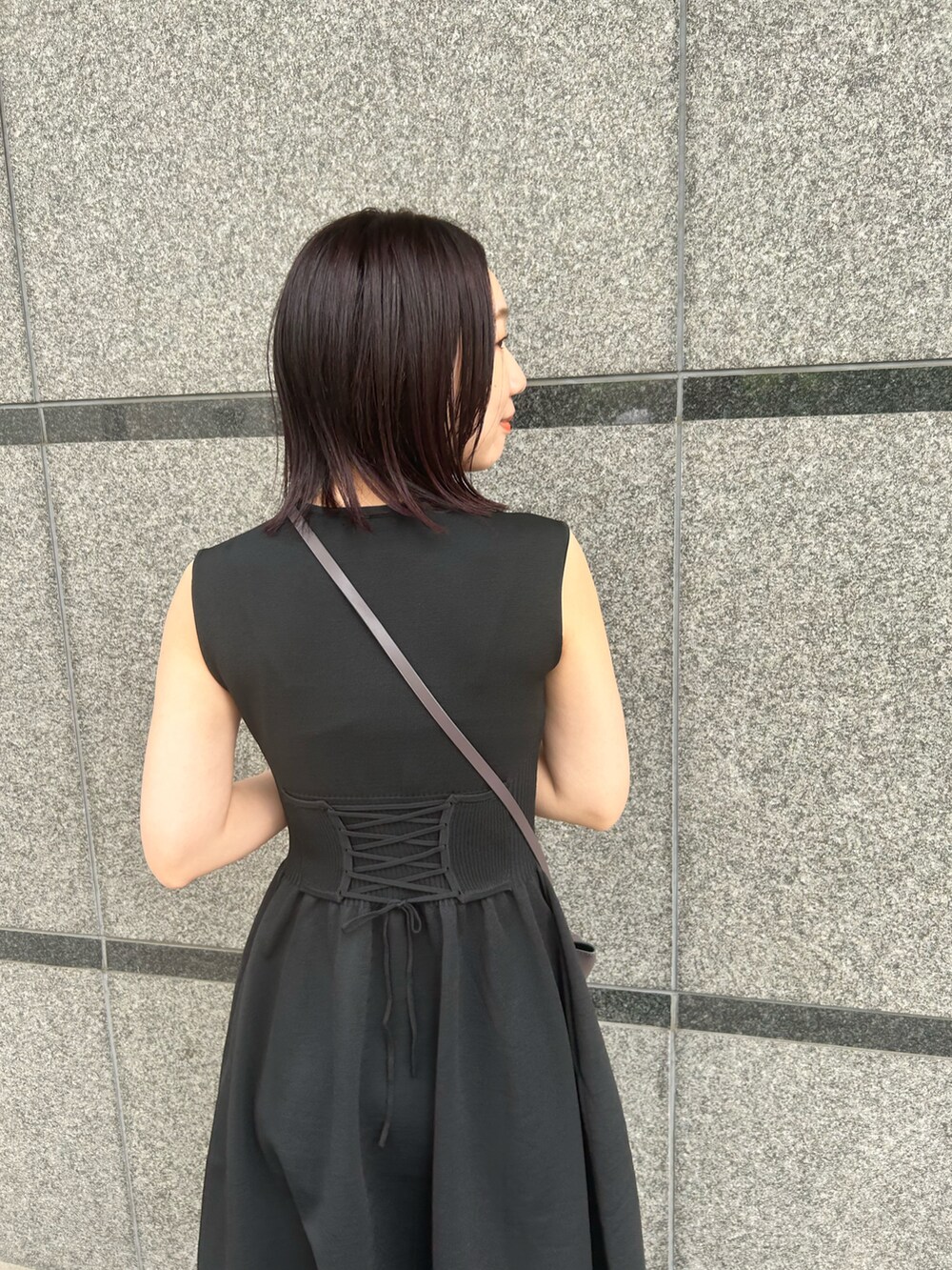 「モノトーン、ラクチンコーデ、リラックススタイル、大人女子、キレイめ、ニットワンピース、ニットワンピ」|「allurevilleの<予約>ウエストマークリブワンピース(ワンピース、ブラック系)」を使った、Takagi.Yさん(骨格ウェーブ・レディース・159cm)の春コーディネートの2枚目の写真