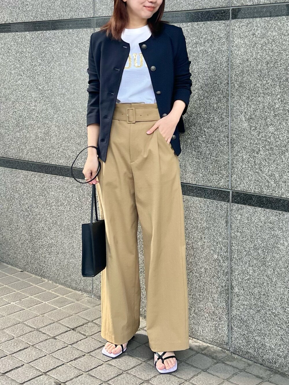 「カジュアル、休日スタイル、春夏コーデ、ラクチンコーデ、オトナ女子、カジュアルスタイル、きれいめカジュアル、オフィスカジュアル、ジャケット、スラックス、いまどきジャケット写真」｜「allurevilleのシェルタリングビッグバックルパンツ（その他パンツ、ベージュ系）」を使った、Takagi.Yさん（骨格ウェーブ・レディース・159cm）の春コーディネートの3枚目の写真