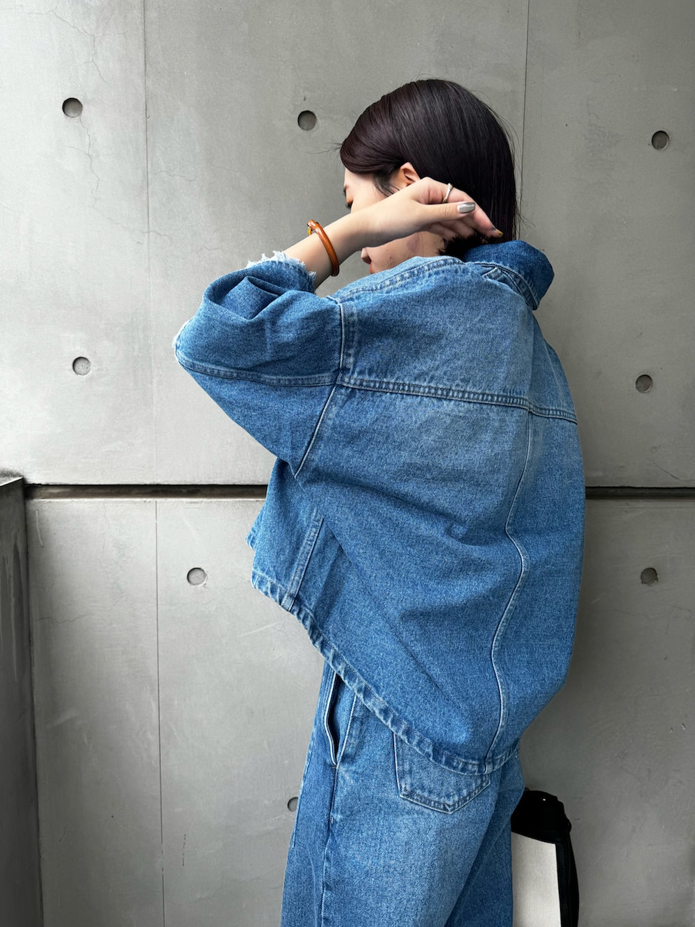 「休日スタイル、オトナカジュアル、パンツコーデ、おでかけコーデ、大人女子、大人コーデ、デニムジャケット、デニムパンツ、デニムコーデ、デニムonデニム、セットアップ、大人カジュアル、カーブパンツ、カーブデニム、デニムオンデニム」｜「allurevilleの＜予約＞デニムシャツジャケット（シャツ/ブラウス、ブルー系）」を使った、Takagi.Yさん（骨格ウェーブ・レディース・159cm）の春コーディネートの4枚目の写真