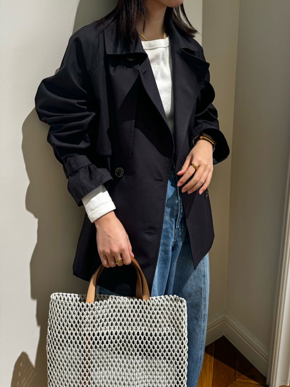 「allurevilleのスーピマコットンミドルトレンチコート（トレンチコート、ブルー系）」を使った、Takagi.Yさん（骨格ウェーブ・レディース・159cm）の春コーディネートの2枚目の写真