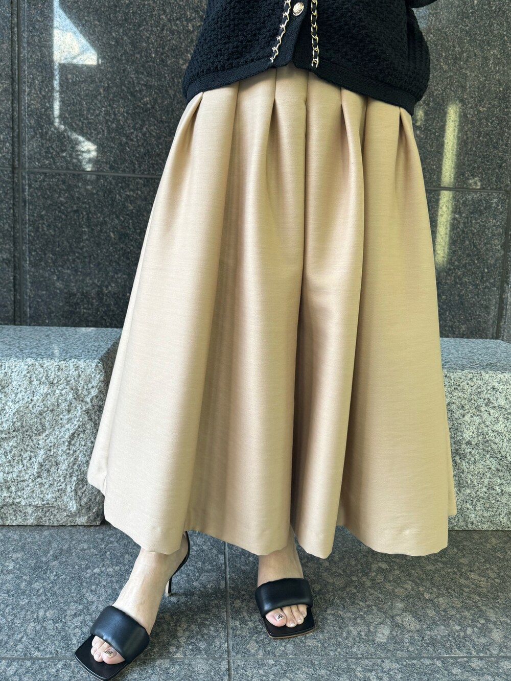 「シンプル、大人女子、大人かわいい、キレイめ、大人コーデ、きれいめカジュアル、骨格ウェーブ、フレアスカート、タックスカート」｜「LOULOU WILLOUGHBYの＜予約＞【LOULOU WILLOUGHBY】ジップアップタックスカート（スカート、ベージュ系）」を使った、Takagi.Yさん（骨格ウェーブ・レディース・159cm）の冬コーディネートの3枚目の写真