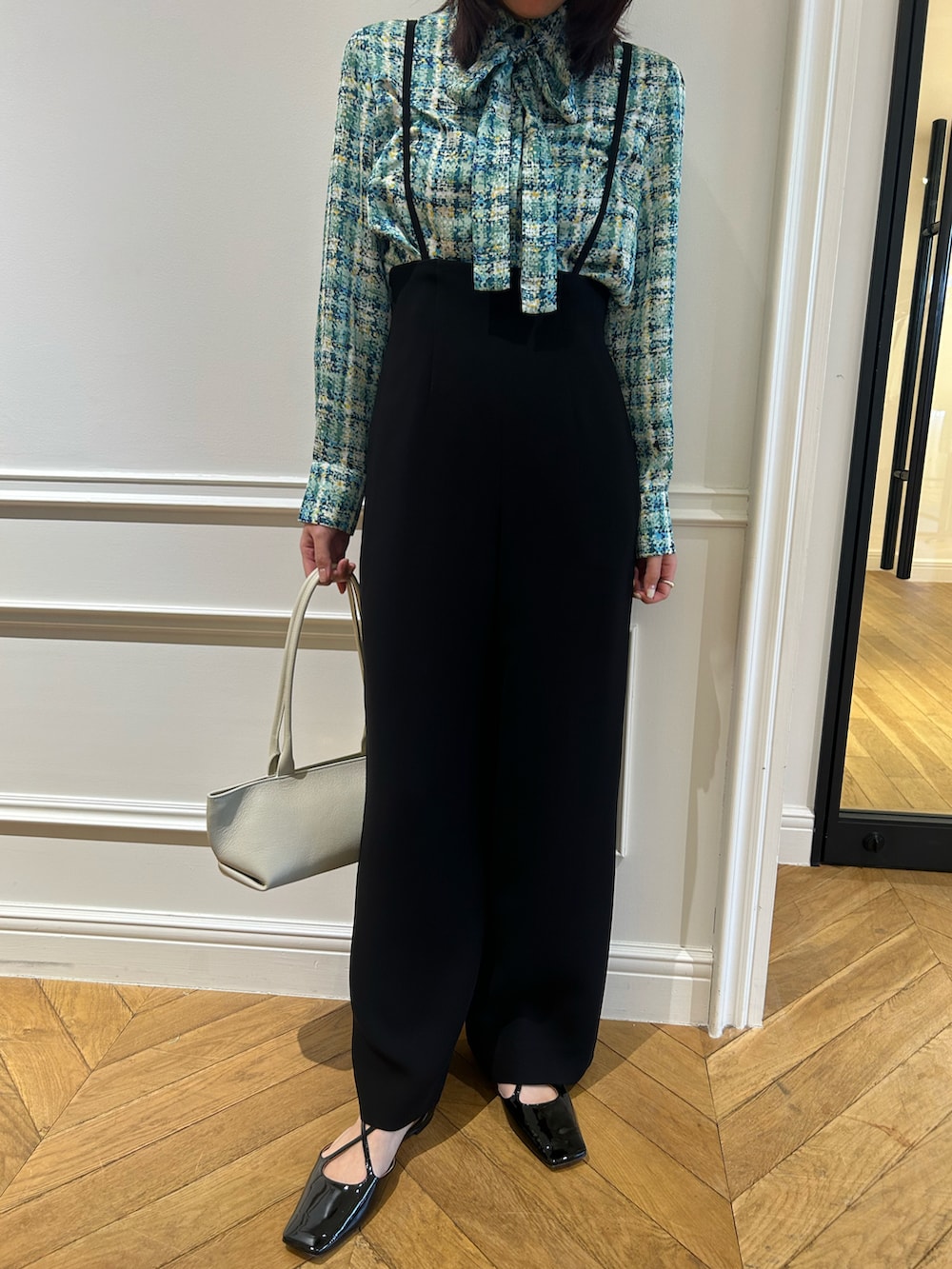 「LOULOU WILLOUGHBYの＜予約＞【LOULOU WILLOUGHBY】ダブルクロスハイウエストサスペンダーパンツ（サロペット/オーバーオール、ブラック系）」を使った、Takagi.Yさん（骨格ウェーブ・レディース・159cm）の冬コーディネートの4枚目の写真