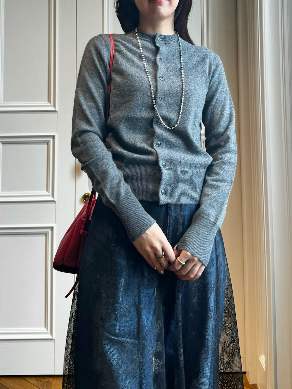 「extreme cashmereの【extreme cashmere(エクストリームカシミヤ)】 LITTLE 2 CARDIGAN（カーディガン/ボレロ、グレー系）」を使った、Takagi.Yさん（骨格ウェーブ・レディース・160cm）の秋コーディネートの2枚目の写真