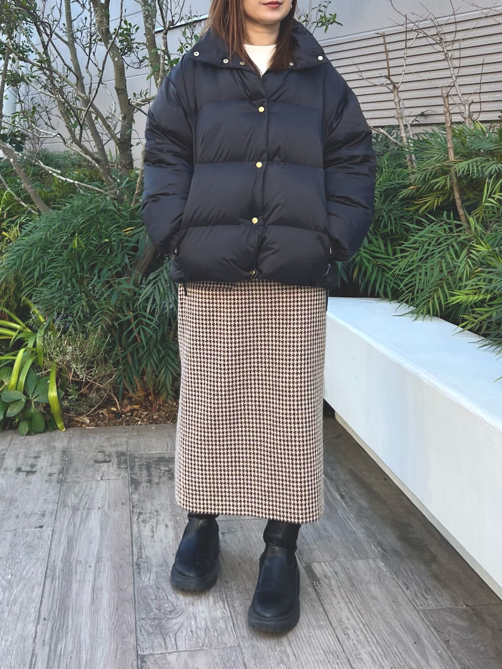 ブラック系のダウンジャケット/コート、ホワイト系のTシャツ/カットソーを着用したレディースの冬コーディネートの2枚目の写真