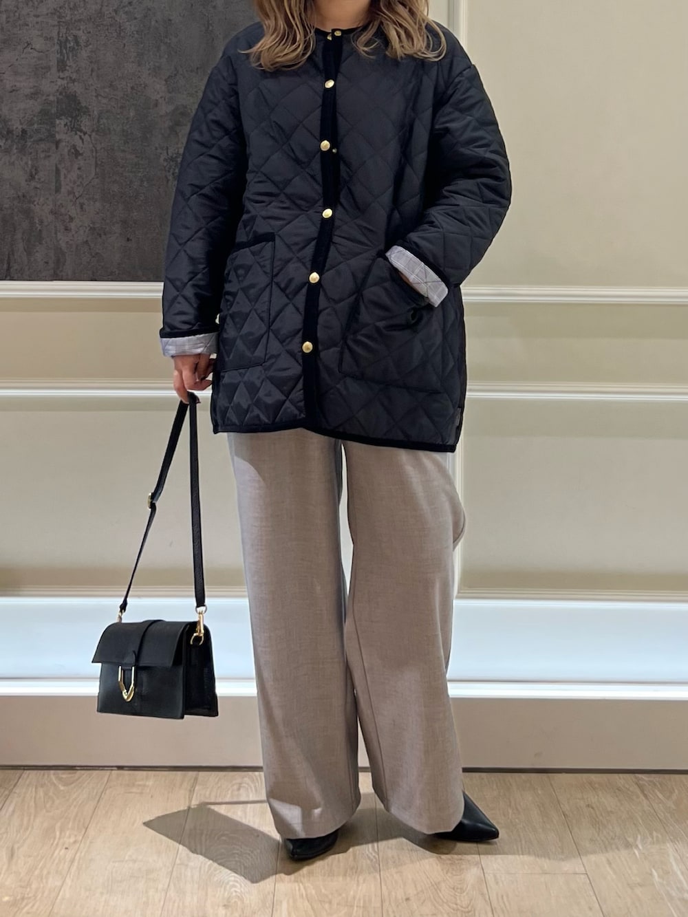 「Traditional Weatherwear、トラディショナルウェザーウエア、パンツスタイル、大人かわいい、シンプルスタイル、大人コーデ、キレイめ、シンプルコーデ、冬服、オンオフ兼用、低身長、おでかけコーデ、ママコーデ、オトナカジュアル、キルティング」｜「Traditional Weatherwearの【別注】【Traditional Weatherwear/トラディショナル ウェザーウェア】ARKLEY MIDDLE A-LINE コート（ブルゾン、ブラック系）」を使った、Uchino.150cmさん（レディース・150cm）の秋コーディネートの2枚目の写真