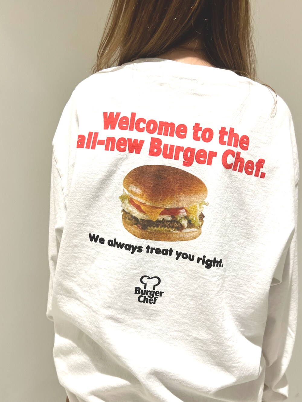 ブラック系のトートバッグ、ベージュ系のその他パンツ、ホワイト系のTシャツ/カットソーを着用したレディースの秋コーディネートの2枚目の写真