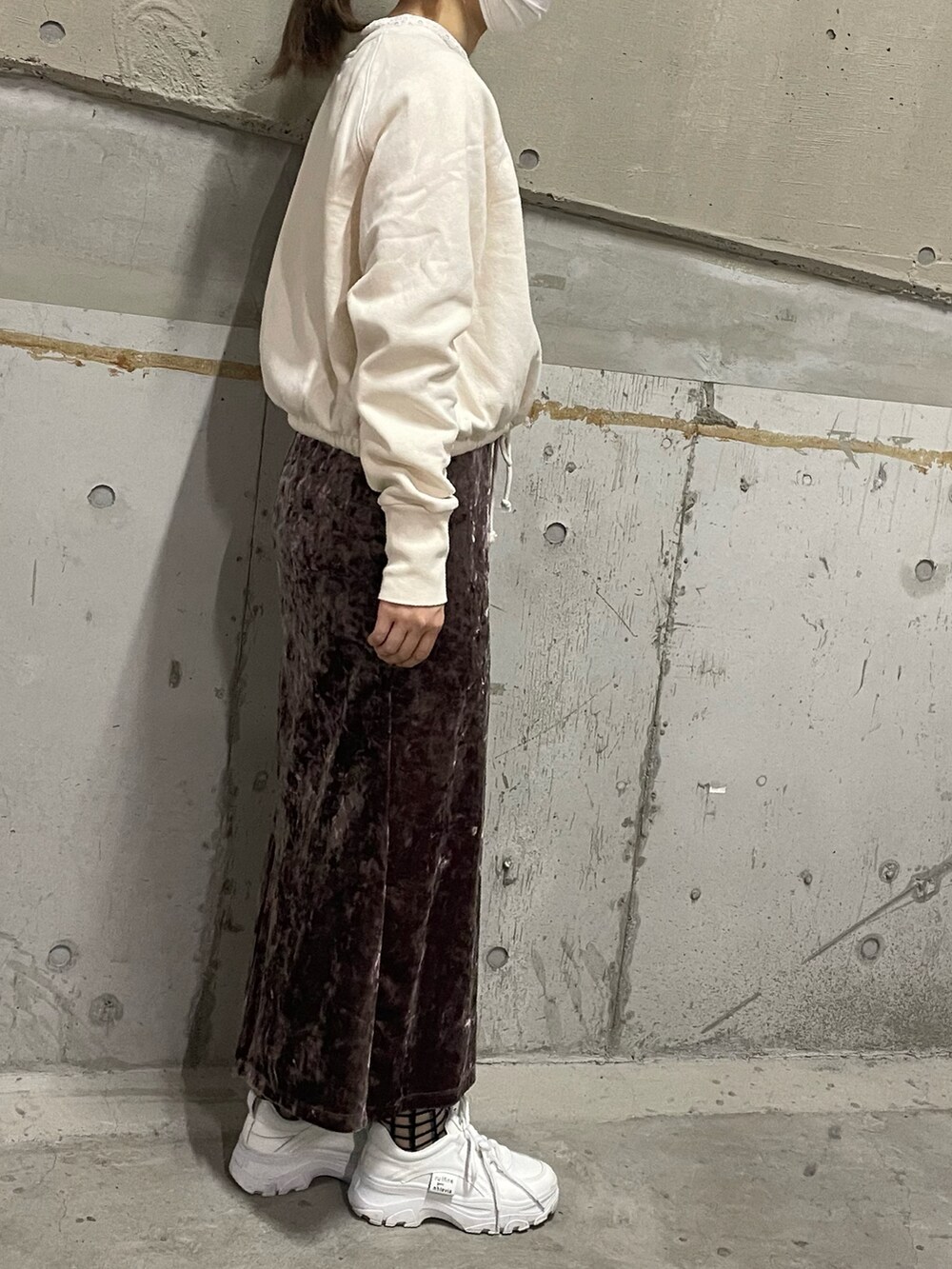 「earth music&ecology、ベロアスカート、クラッシュベロア、スウェットコーデ、フロントリボン、H&M」｜「H&Mのアイテム（スウェット、ホワイト系）」を使った、__.umbu.さん（レディース・158cm）の冬コーディネートの2枚目の写真
