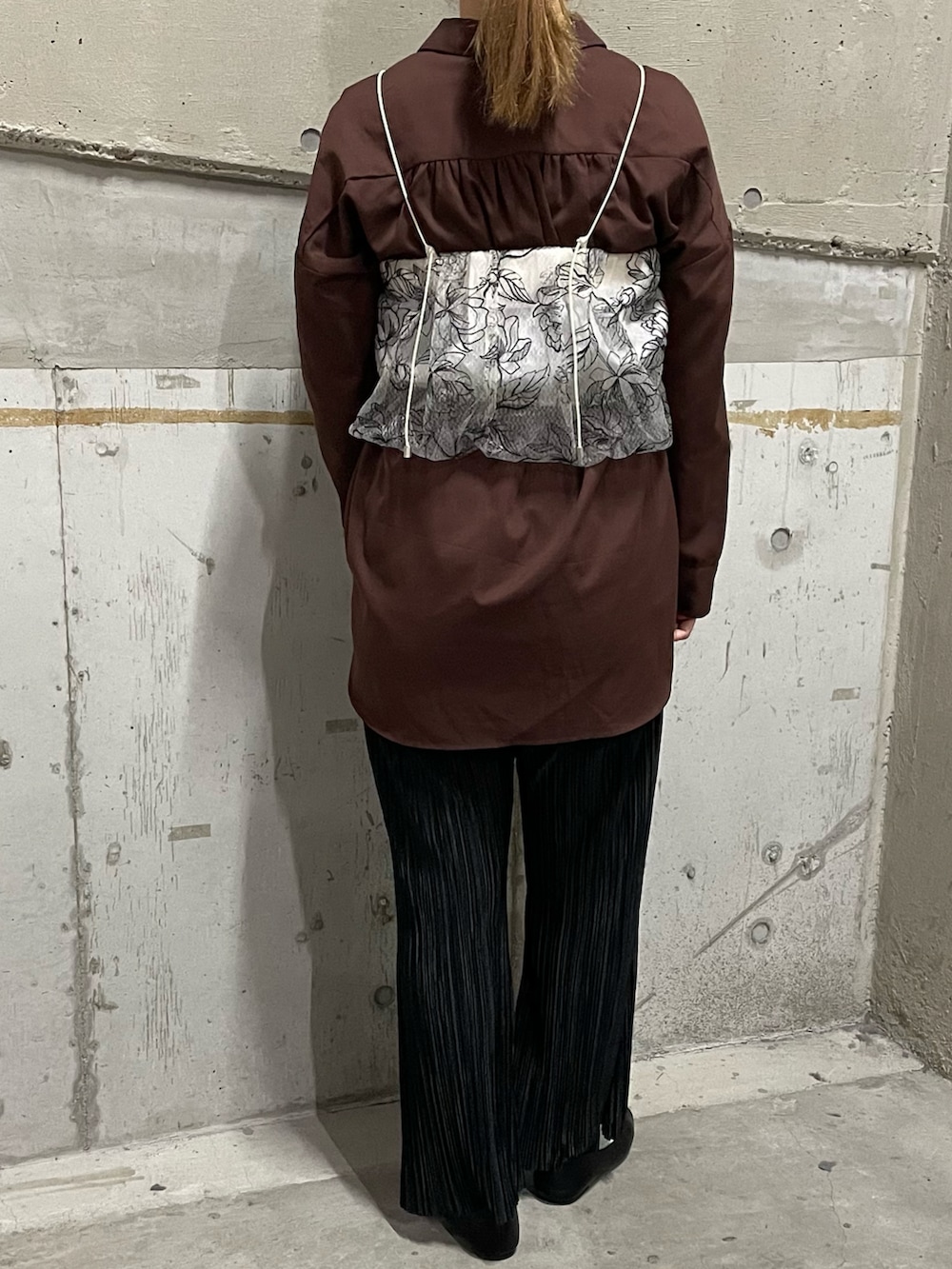 「オーガンジー、ビスチェコーデ、ブラウンシャツ、プリーツパンツ」｜「Ada.のアイテム（キャミソール、ブラック系）」を使った、__.umbu.さん（レディース・158cm）の夏コーディネートの2枚目の写真