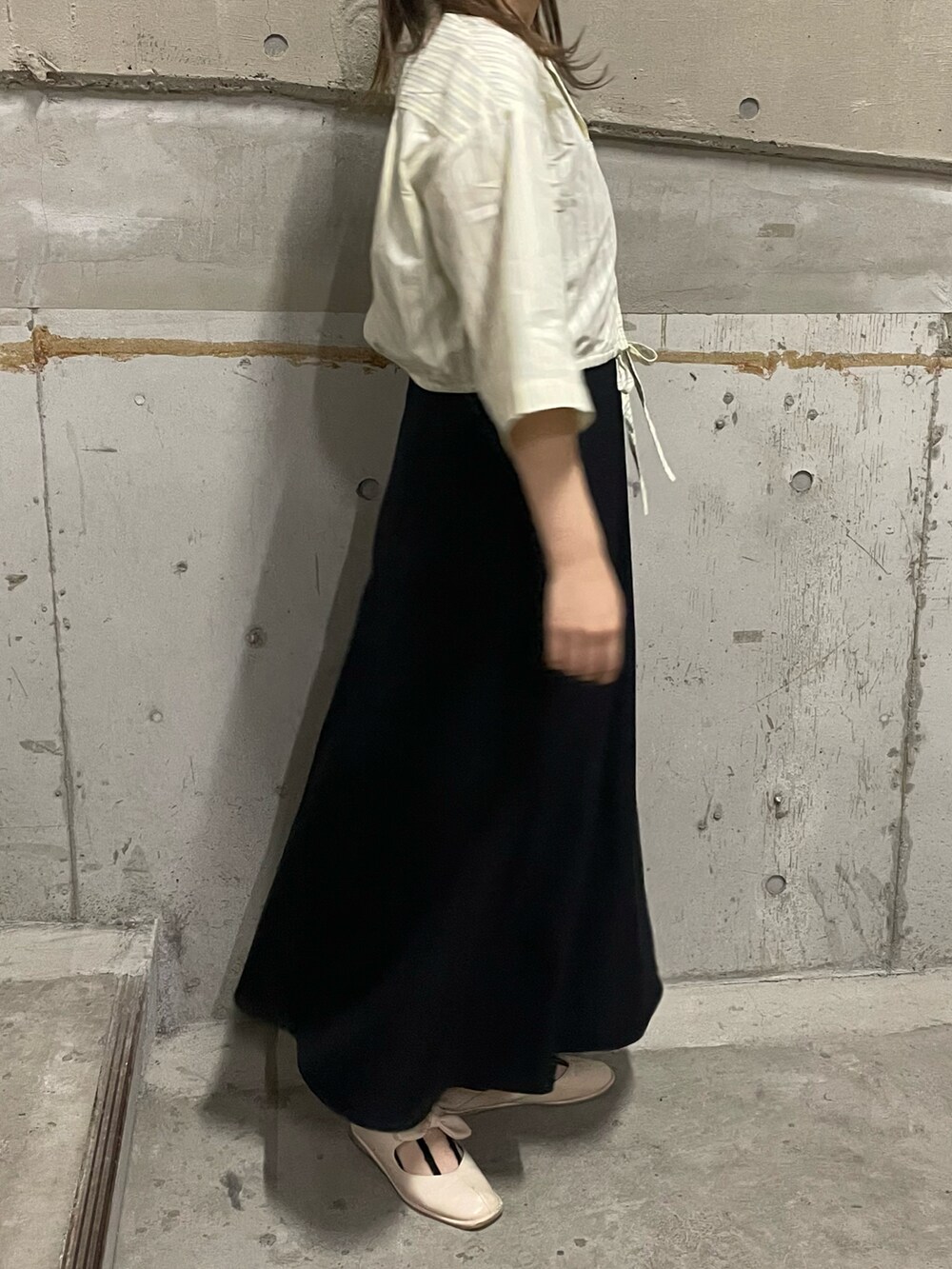 イエロー系のシャツ/ブラウス、ホワイト系のバレエシューズを着用したレディースの春コーディネートの2枚目の写真