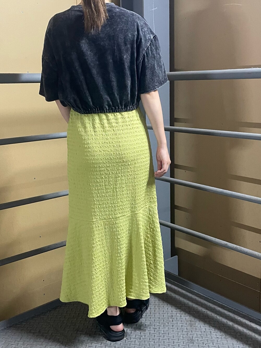 グレー系のTシャツ/カットソーを着用したレディースの秋コーディネートの2枚目の写真