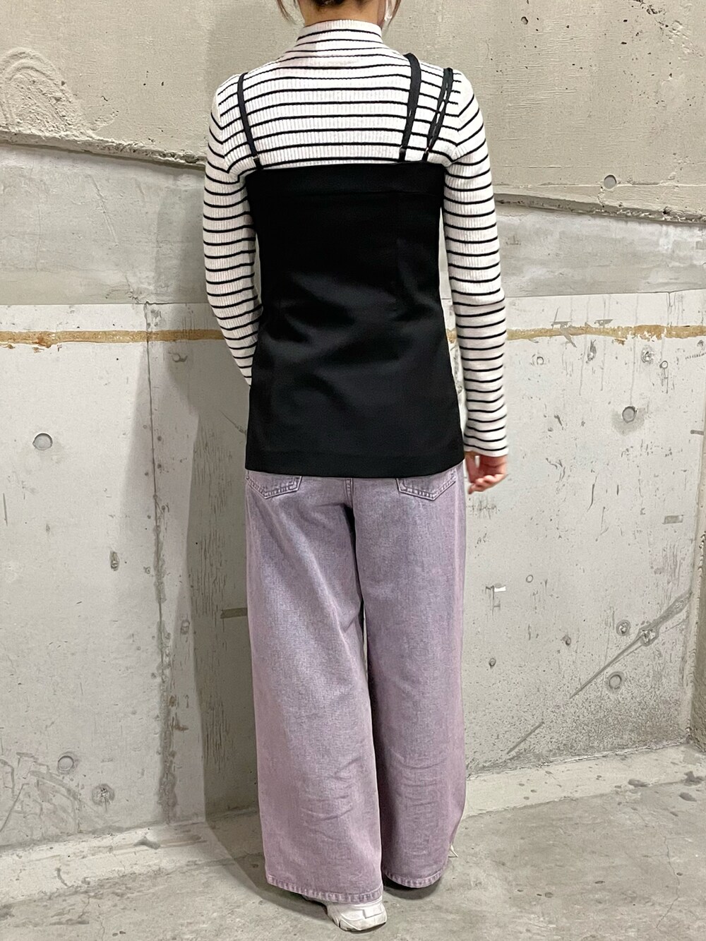 「リブニット、アシンメトリートップス、キャミソール、デニムパンツ、パープルコーデ、カジュアルコーデ」｜「NEUNAの【セットアップ対応】【インナーとしても着用可能！！！】デザインキャミチュニックトップス（シャツ/ブラウス、ブラック系）」を使った、__.umbu.さん（レディース・158cm）の春コーディネートの2枚目の写真