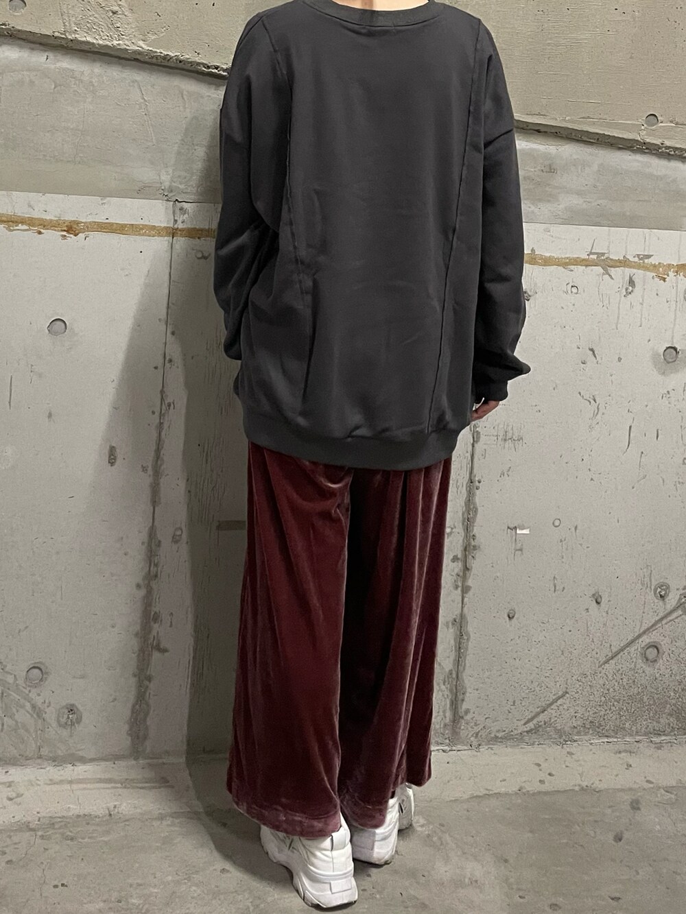 「kutir、古着感、古着コーデ、ベロアパンツ、だるだる」｜「kutirのリメイクライクロゴスウェット（スウェット、グレー系）」を使った、__.umbu.さん（レディース・158cm）の冬コーディネートの4枚目の写真