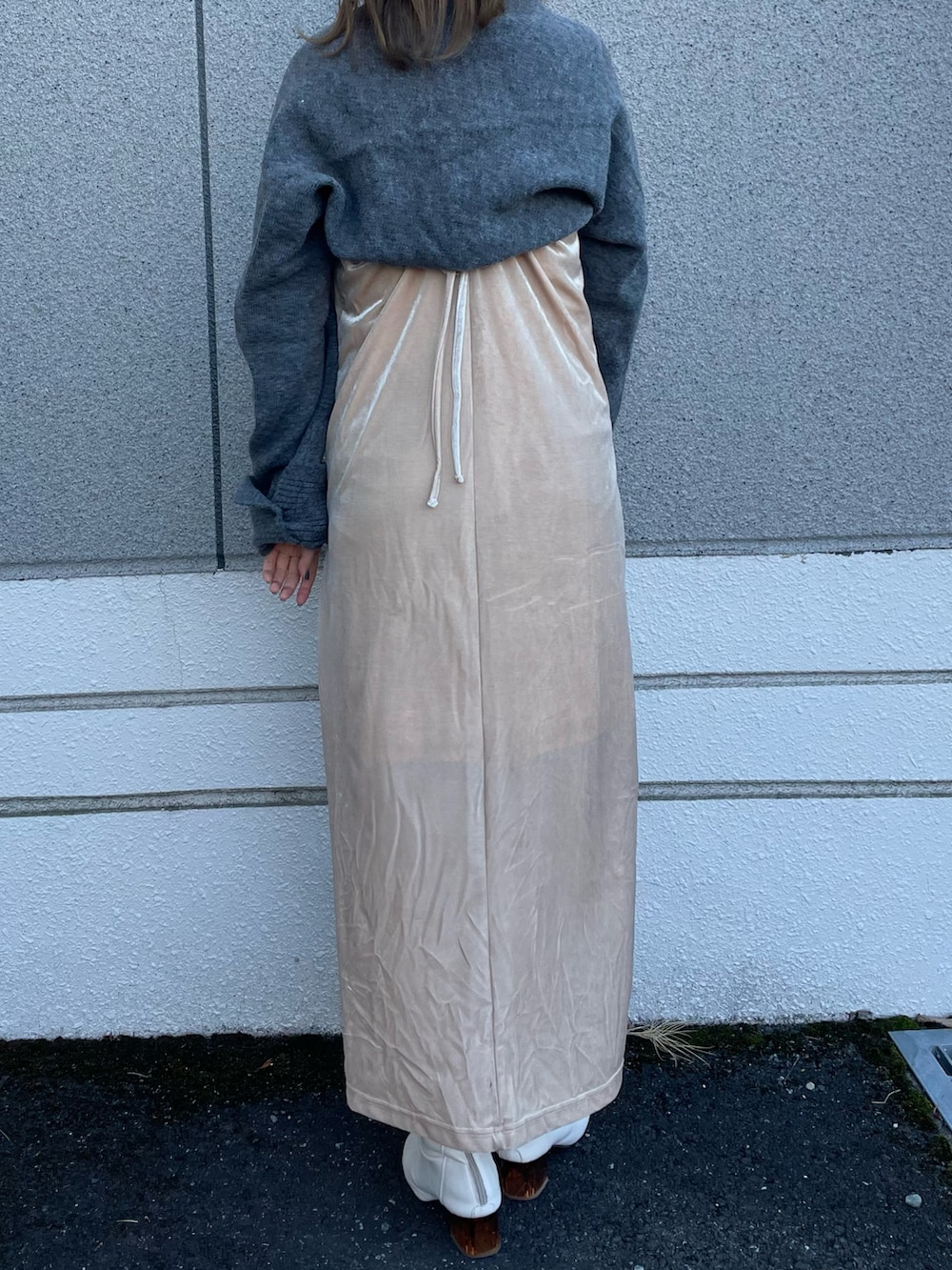 グレー系のカーディガン/ボレロ、ホワイト系のワンピース、ホワイト系のブーツを着用したレディースの冬コーディネートの2枚目の写真