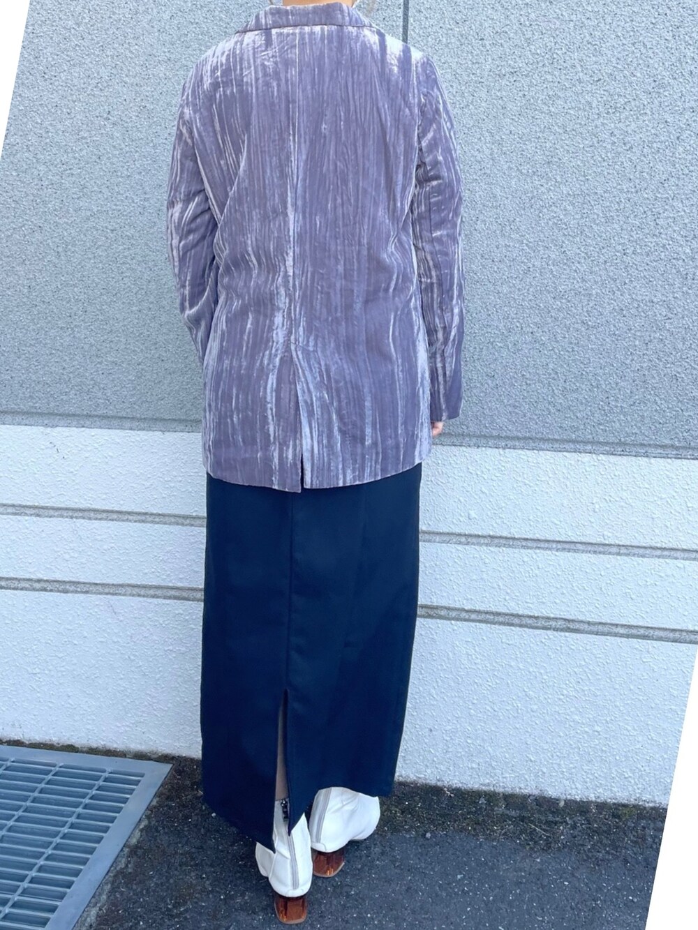 パープル系のその他アウター、ホワイト系のブーツを着用したレディースの冬コーディネートの2枚目の写真