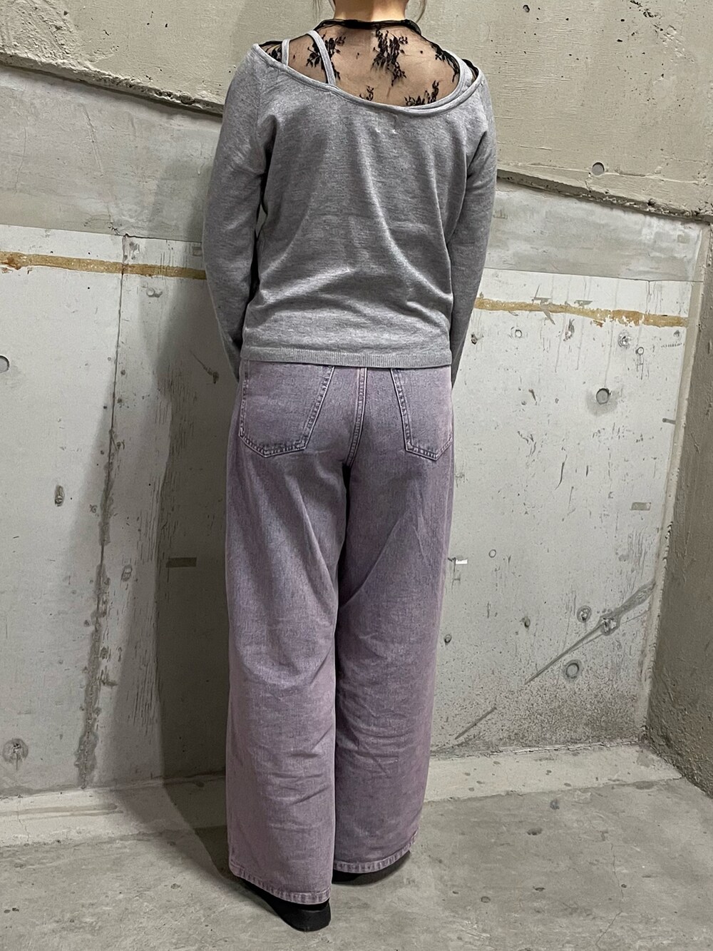 「apresjourclair、アシメデザイン、アシメトップス、GORGE、ワイドデニムパンツ、パンツコーデ、パープルコーデ、クールコーデ、インナーチラ見せ」｜「apres jour clairの【apres jour clair】レイヤードニットトップス【ZOZOTOWN限定アイテム】（ニット/セーター、グレー系）」を使った、__.umbu.さん（レディース・158cm）の秋コーディネートの2枚目の写真