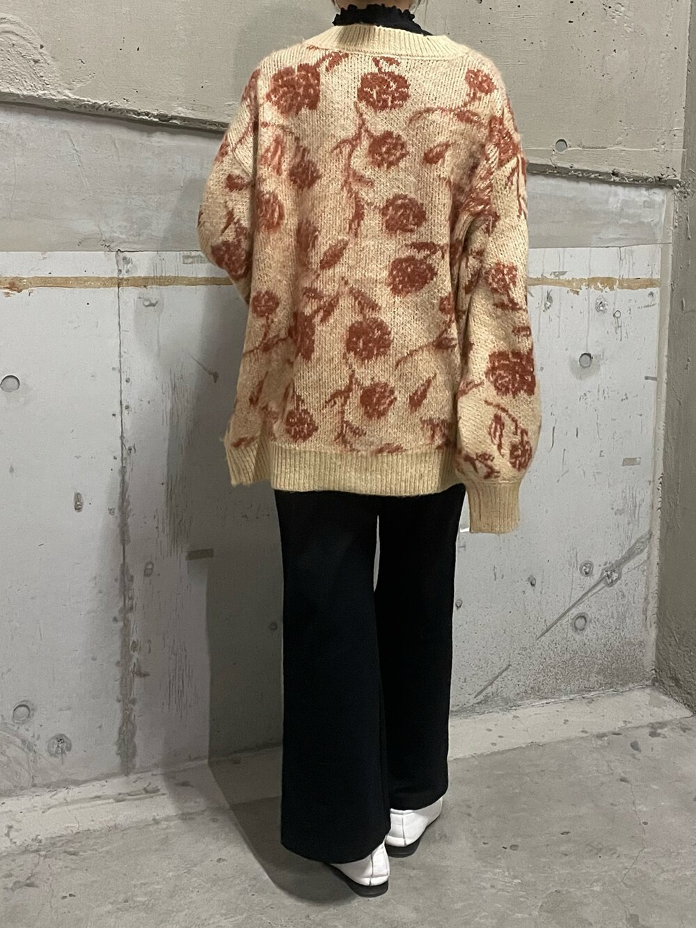 「レトロガール、花柄ニット、ニットカーディガン、オーバーサイズ、RETRO GIRL、脳みそ、秘密、板垣李光人」｜「RETRO GIRLの【UNISEX】花柄起毛カーデ（ニット/セーター、ベージュ系）」を使った、__.umbu.さん（レディース・158cm）の冬コーディネートの3枚目の写真