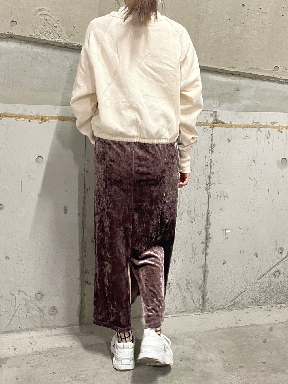 「earth music&ecology、ベロアスカート、クラッシュベロア、スウェットコーデ、フロントリボン、H&M」｜「H&Mのアイテム（スウェット、ホワイト系）」を使った、__.umbu.さん（レディース・158cm）の冬コーディネートの3枚目の写真