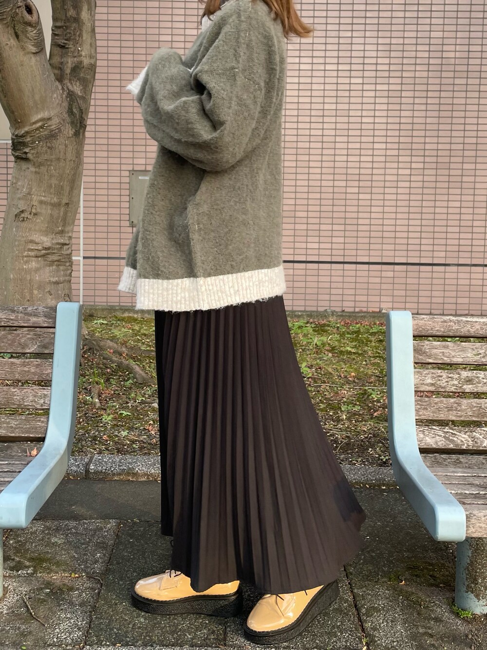「オーバーサイズ、オーバーサイズニット、ゆるコーデ、ロング丈ニット、ポケット付きニット、プリーツスカート、配色ニット、モケモケニット、もけもけ、ベレー帽、カーキニット、新星WEARISTAにエントリー」｜「GRLのアイテム（トップス、シルバー系）」を使った、__.umbu.さん（レディース・158cm）の冬コーディネートの2枚目の写真
