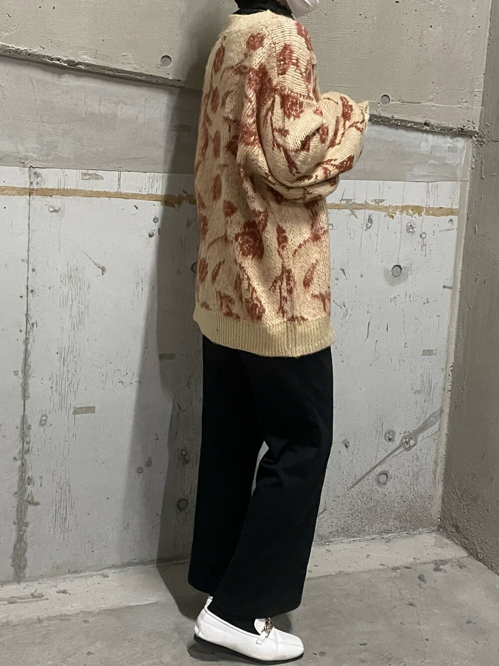 「レトロガール、花柄ニット、ニットカーディガン、オーバーサイズ、RETRO GIRL、脳みそ、秘密、板垣李光人」｜「RETRO GIRLの【UNISEX】花柄起毛カーデ（ニット/セーター、ベージュ系）」を使った、__.umbu.さん（レディース・158cm）の冬コーディネートの2枚目の写真