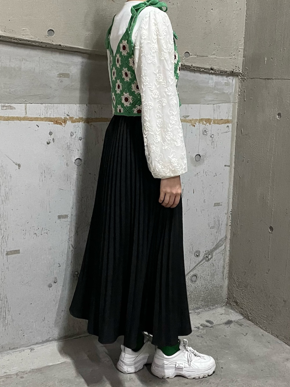 「ビスチェコーデ、ピクニックスタイル、kutir、肩リボン、お花柄、ロングスカート、ロングスカート×スニーカー」｜「kutirのクロシェリボンビスチェ（その他トップス、グリーン系）」を使った、__.umbu.さん（レディース・158cm）の春コーディネートの2枚目の写真