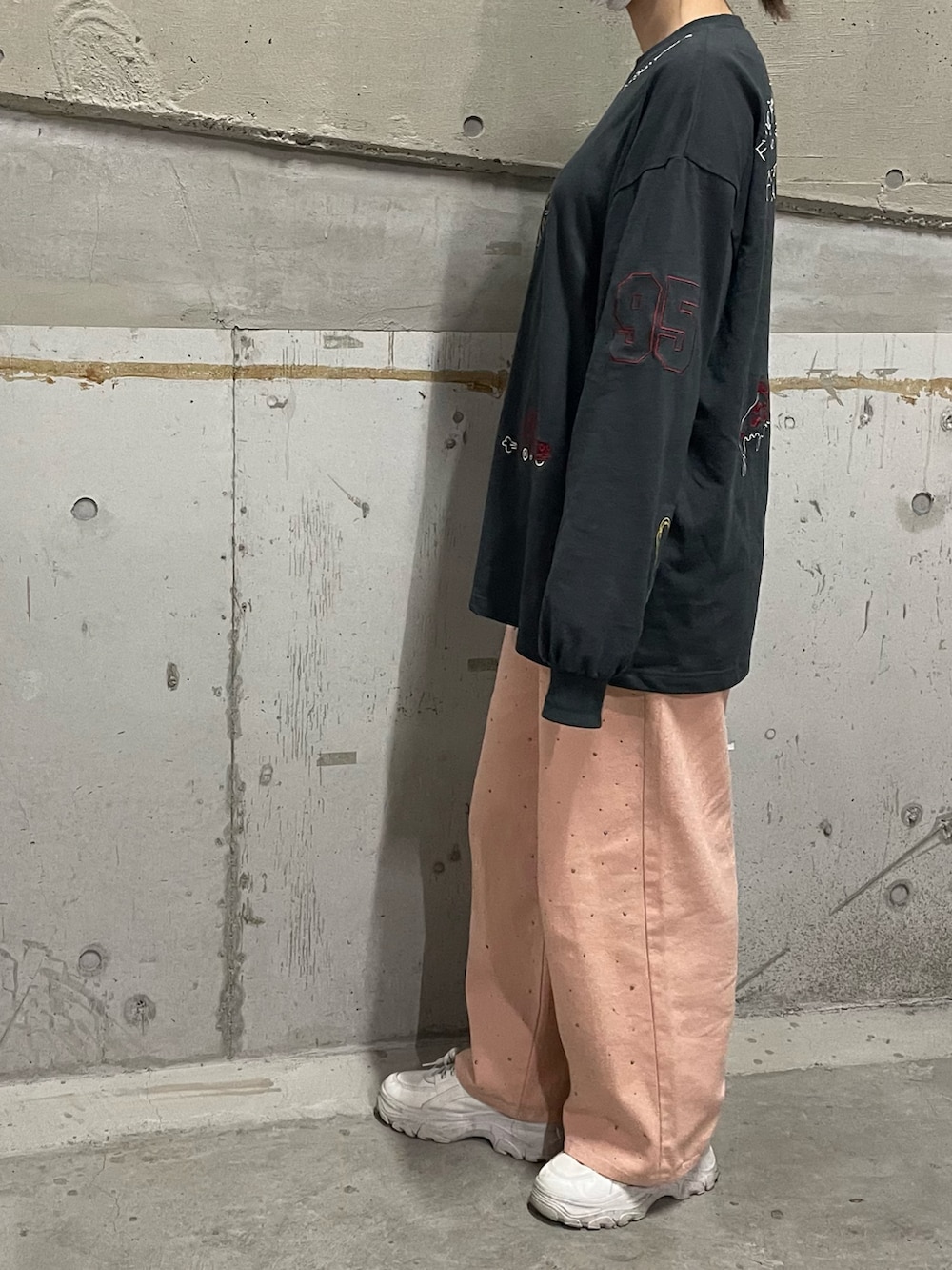 「ラクガキ柄、ラクガキ風、パールデニム、スタッズデニム、オレンジピンク、カラーデニムパンツ、PALEMO」｜「MONO-MART LADY'Sの配色 落書き刺繍  オーバーサイズ長袖Tシャツ（Tシャツ/カットソー、ブラック系）」を使った、__.umbu.さん（レディース・158cm）の夏コーディネートの3枚目の写真