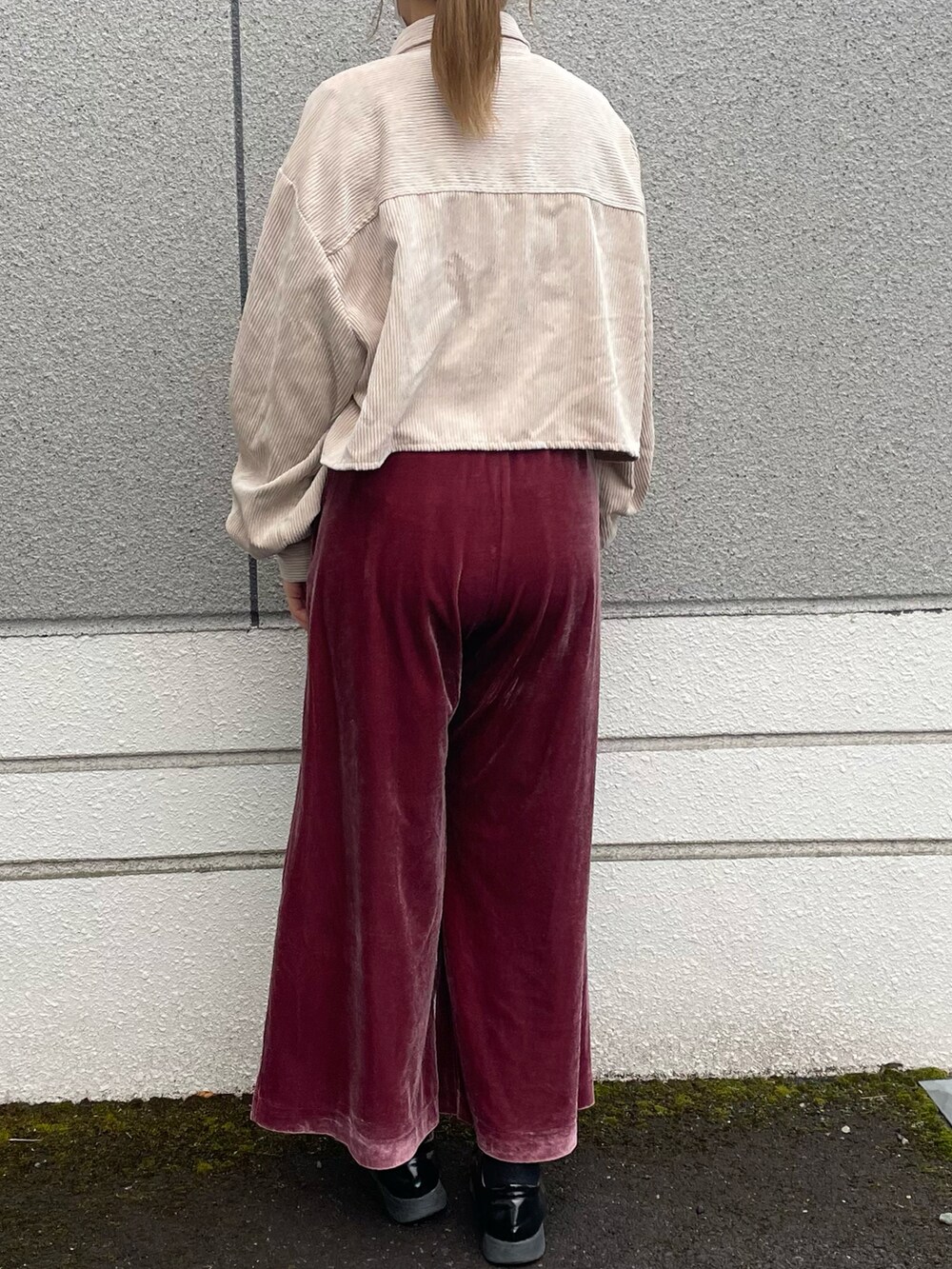 「ベロアパンツ、コーデュロイ、コーデュロイトップス、短丈トップス、赤パンツ、ねむい」｜「しまむらのアイテム（Tシャツ/カットソー、ベージュ系）」を使った、__.umbu.さん（レディース・158cm）の冬コーディネートの2枚目の写真