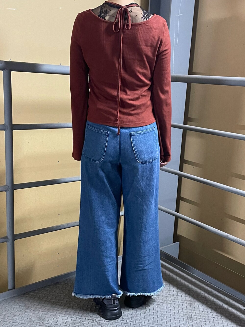 グレー系のローファー、レッド系のTシャツ/カットソーを着用したレディースの秋コーディネートの2枚目の写真