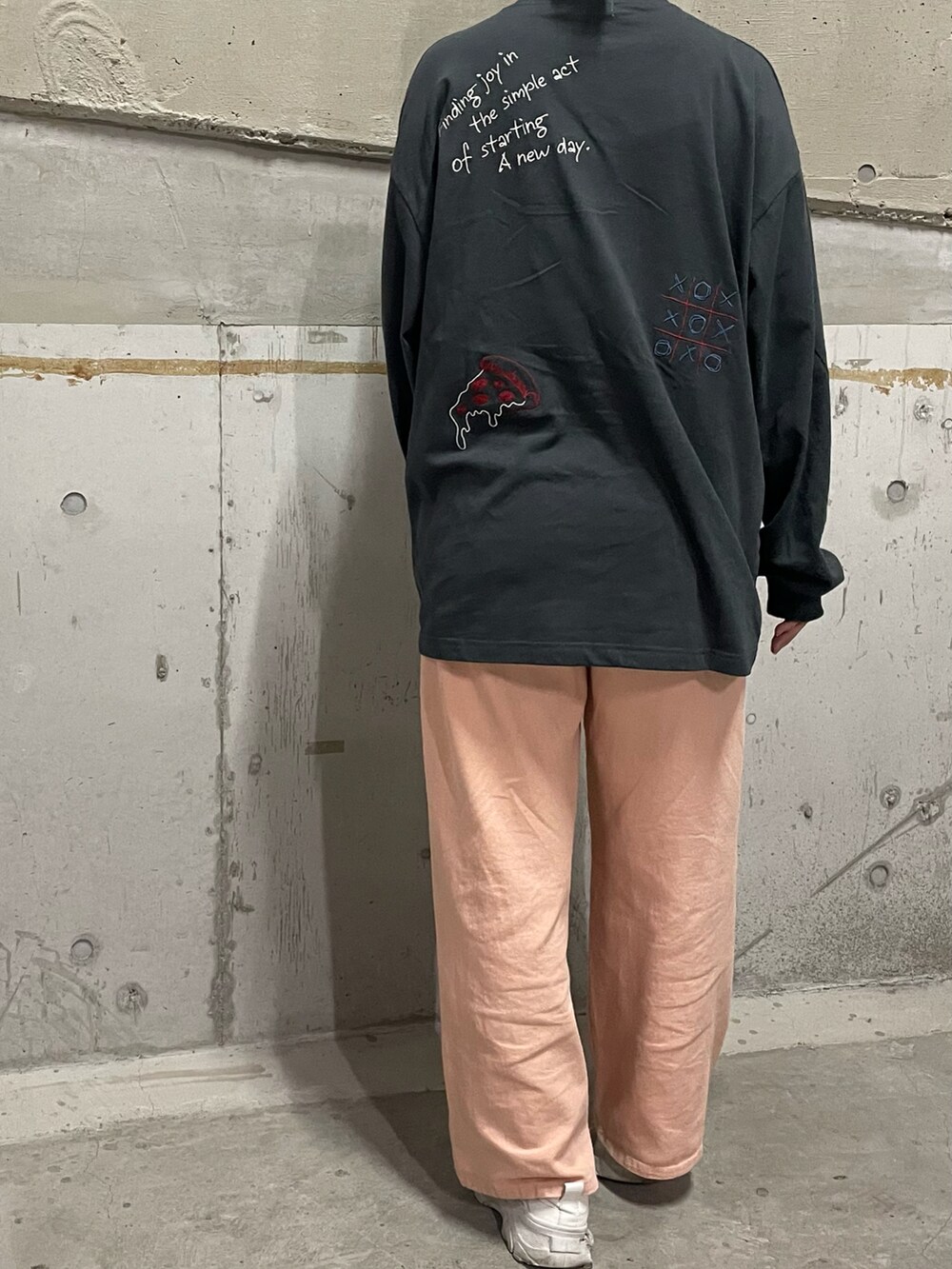 「ラクガキ柄、ラクガキ風、パールデニム、スタッズデニム、オレンジピンク、カラーデニムパンツ、PALEMO」｜「MONO-MART LADY'Sの配色 落書き刺繍  オーバーサイズ長袖Tシャツ（Tシャツ/カットソー、ブラック系）」を使った、__.umbu.さん（レディース・158cm）の夏コーディネートの2枚目の写真