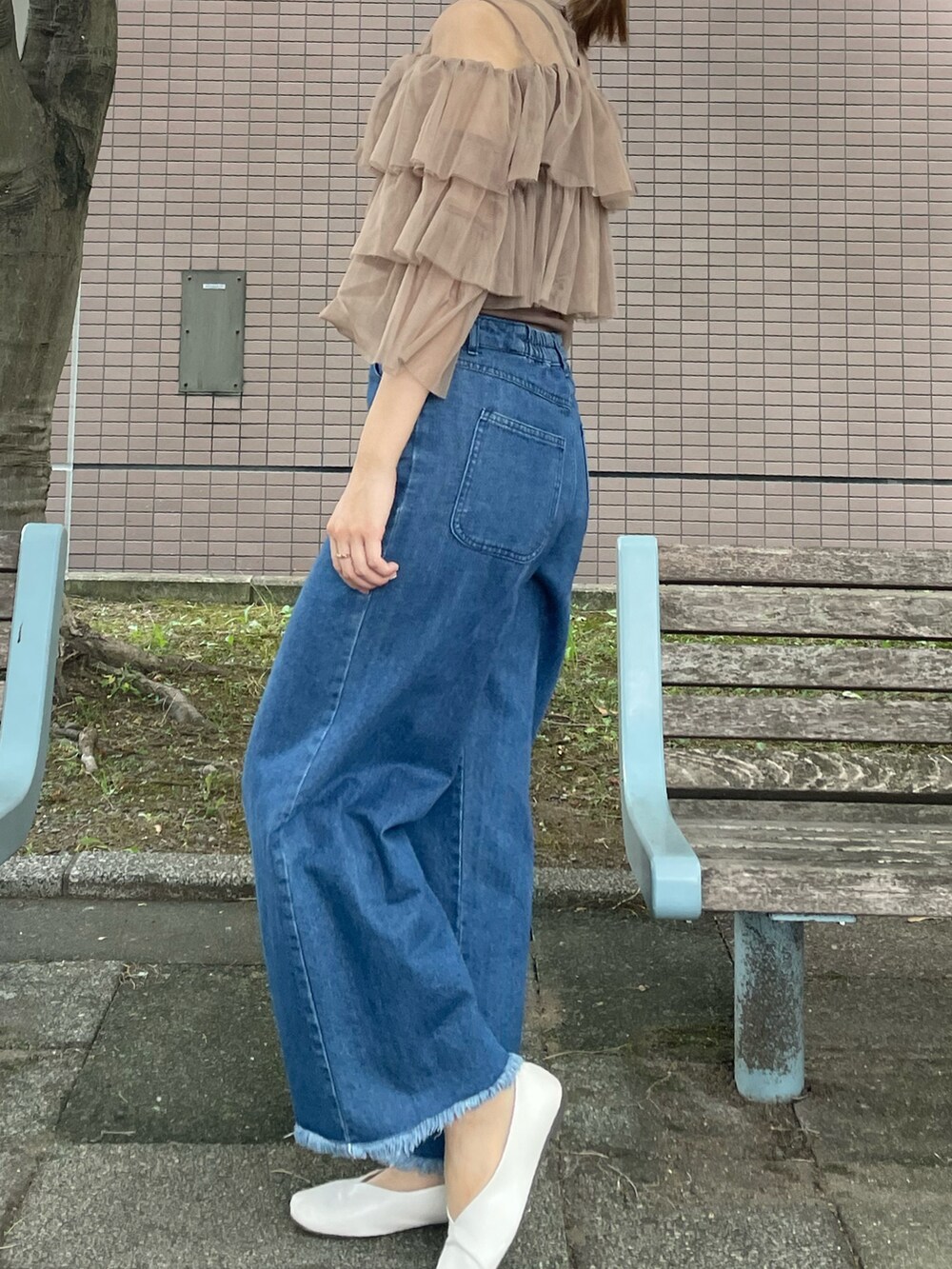 「秋先取りコーデ、シアートップス、チュールトップス、秋コーデ、大人っぽいコーデ、お気に入りコーデ」｜「INGNIのアイテム（デニムパンツ、ブルー系）」を使った、__.umbu.さん（レディース・158cm）の夏コーディネートの2枚目の写真