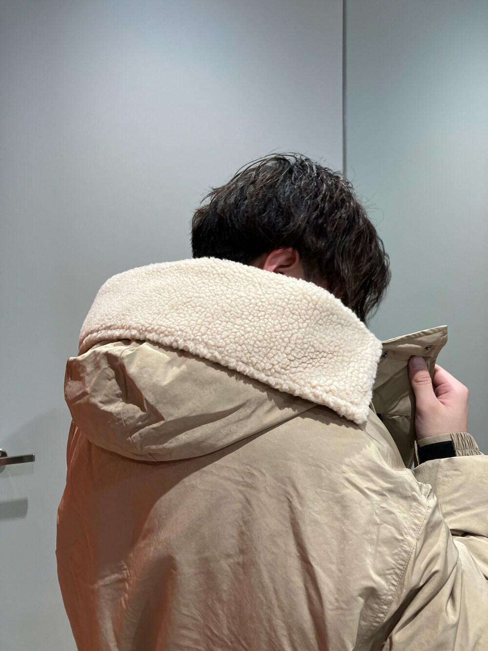 「カジュアルコーデ、今日のコーデ、シンプル、コート、ニット、白ニット、ラインパンツ、冬アウター、休日コーデ、メンズコーデ、ベージュ、アルマーニエクスチェンジ、armaniexchange、AXchanger、AXchange」｜「ARMANI EXCHANGEの【A|X アルマーニ エクスチェンジ】オレンジラベル　パーカーコート（モッズコート、ベージュ系）」を使った、SHIKAIさん（メンズ・171cm）の秋コーディネートの2枚目の写真