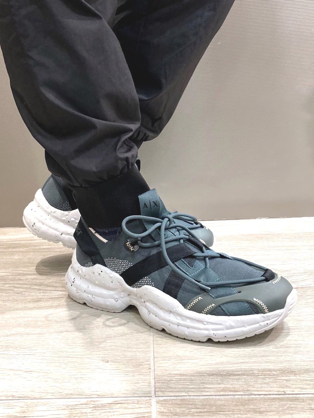 「AXchanger、AXchange、armaniexchange、アルマーニエクスチェンジ、アルマーニ、ビッグシルエット、スニーカーコーデ、カーキ、ネックレス、重ね着、カジュアル、ロンT、ららぽーと名古屋、Tシャツ、レイヤードスタイル」｜「ARMANI EXCHANGEの【A|X アルマーニ エクスチェンジ】AXロゴ　半袖クルーネックジャージーカットソー（Tシャツ/カットソー、グリーン系）」を使った、SHIKAIさん（メンズ・171cm）の春コーディネートの4枚目の写真