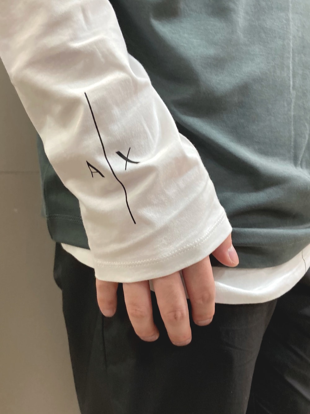 「AXchanger、AXchange、armaniexchange、アルマーニエクスチェンジ、アルマーニ、ビッグシルエット、スニーカーコーデ、カーキ、ネックレス、重ね着、カジュアル、ロンT、ららぽーと名古屋、Tシャツ、レイヤードスタイル」｜「ARMANI EXCHANGEの【A|X アルマーニ エクスチェンジ】AXロゴ　半袖クルーネックジャージーカットソー（Tシャツ/カットソー、グリーン系）」を使った、SHIKAIさん（メンズ・171cm）の春コーディネートの3枚目の写真
