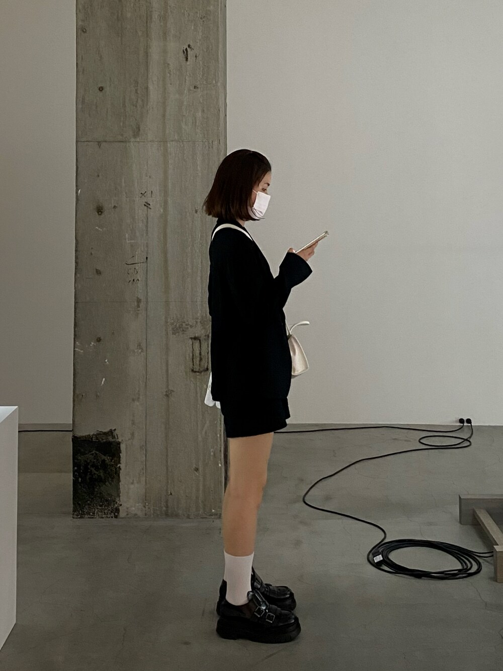 ホワイト系のショルダーバッグ、その他のハットを着用したレディースの秋コーディネートの2枚目の写真