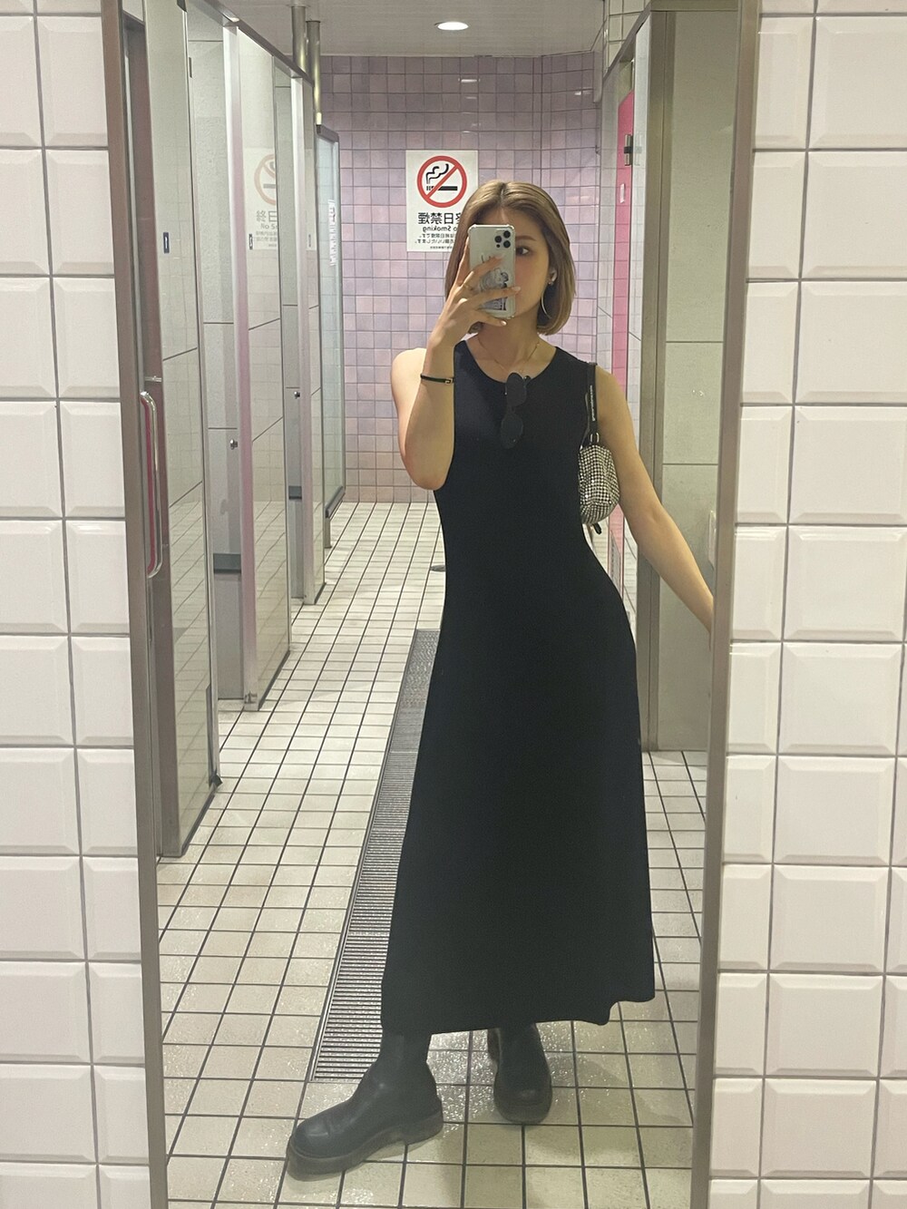 ブラック系のワンピース、ブラック系のワンピース、シルバー系のハンドバッグを着用したレディースの夏コーディネートの2枚目の写真