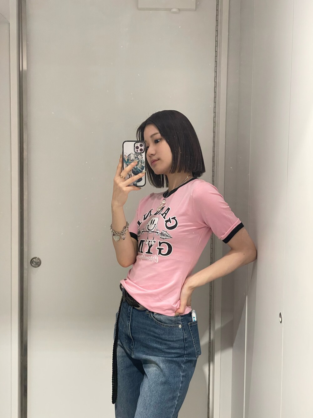 ピンク系のTシャツ/カットソー、ブラウン系のベルトを着用したレディースの春コーディネートの2枚目の写真