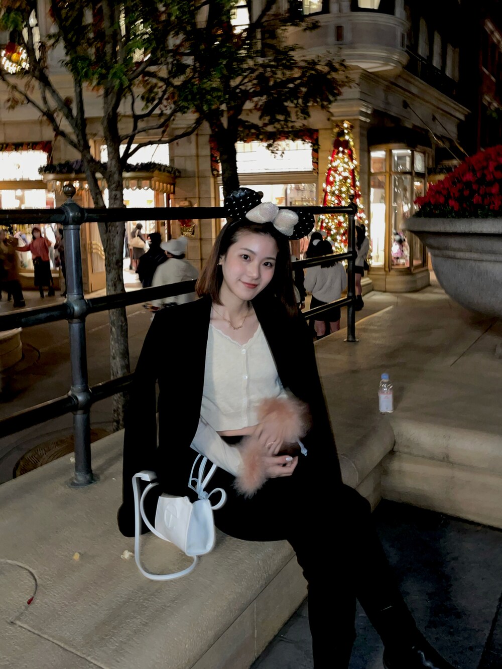 ホワイト系のショルダーバッグ、ブラック系のノーカラージャケット、ベージュ系のカーディガン/ボレロを着用したレディースの秋コーディネートの2枚目の写真