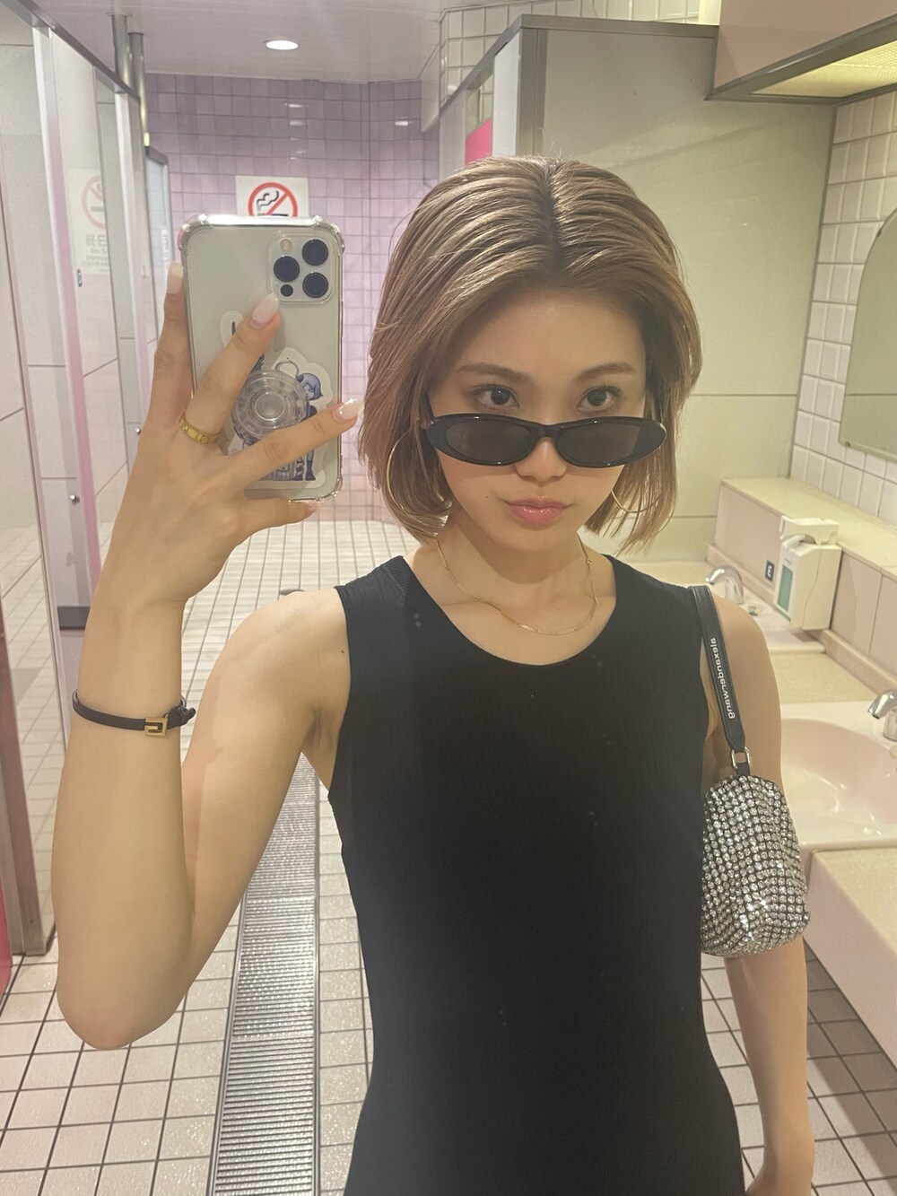 ブラック系のワンピース、ブラック系のワンピース、シルバー系のハンドバッグを着用したレディースの夏コーディネートの3枚目の写真