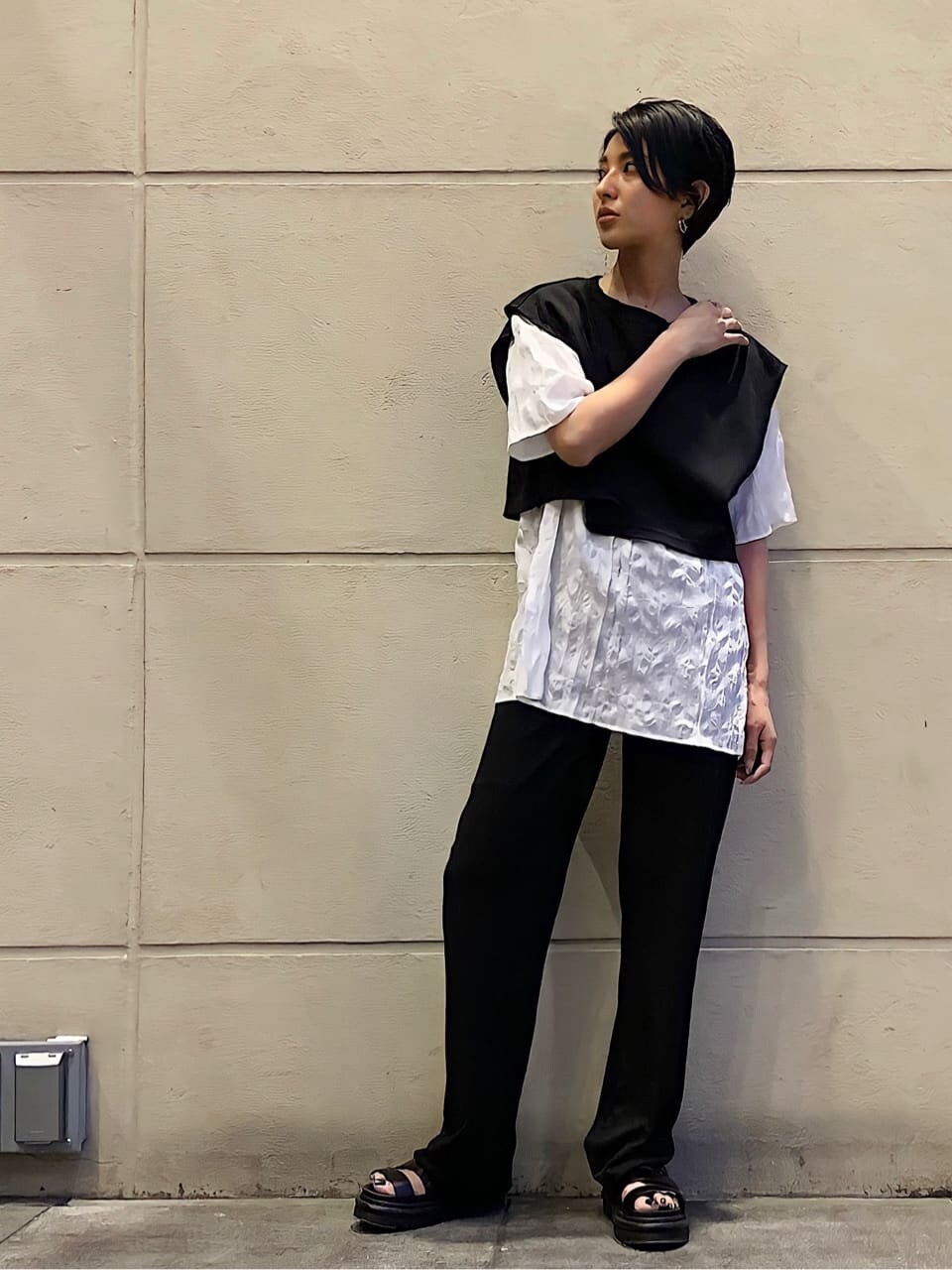 ブラック系のその他パンツ、ブラック系のTシャツ/カットソーを着用したレディースの夏コーディネートの5枚目の写真