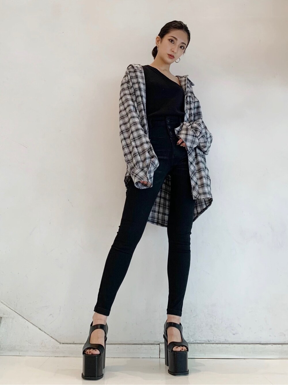 ブラック系のシャツ/ブラウス、ブラック系のニット/セーターを着用したレディースの夏コーディネートの3枚目の写真