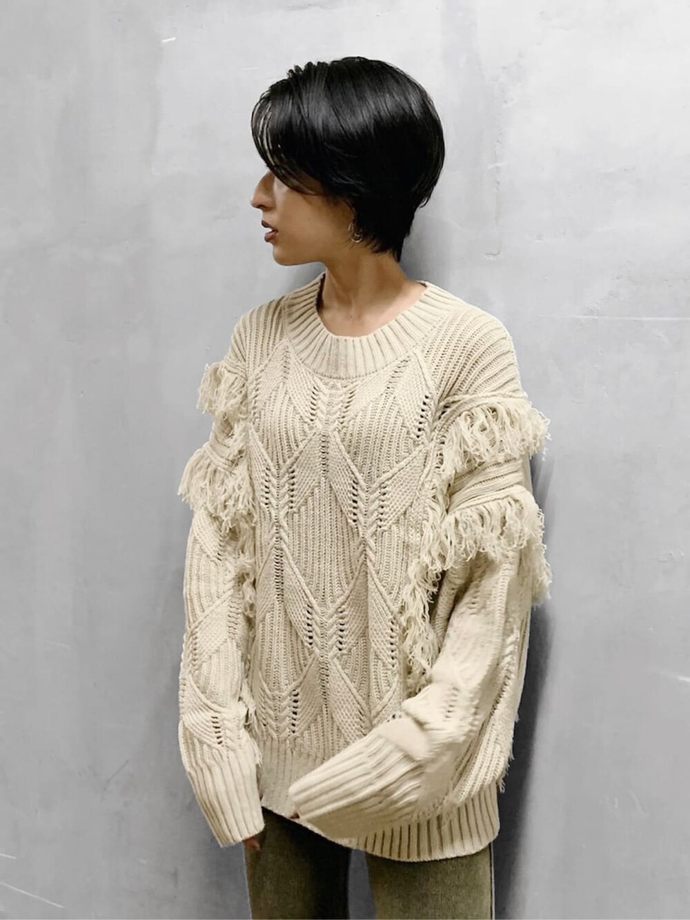 ブラック系のブーツ、ベージュ系のその他パンツ、ホワイト系のニット/セーターを着用したレディースの秋コーディネートの2枚目の写真