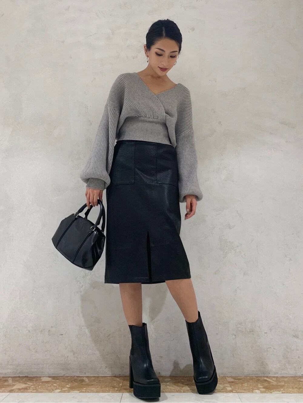 グレー系のニット/セーターを着用したレディースの秋コーディネートの2枚目の写真