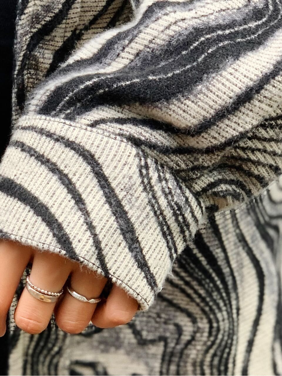 ブラック系のタンクトップ、ブラック系のデニムパンツ、その他のブルゾンを着用したレディースの秋コーディネートの5枚目の写真