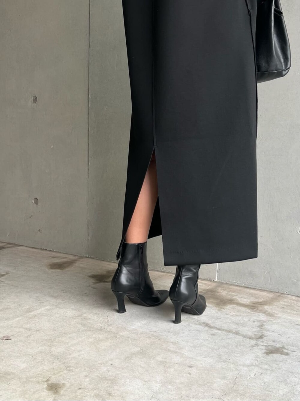 ブラック系のワンピースを着用したレディースの秋コーディネートの3枚目の写真